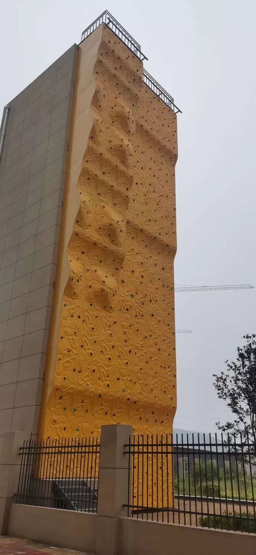 依附式攀岩墙(图2)